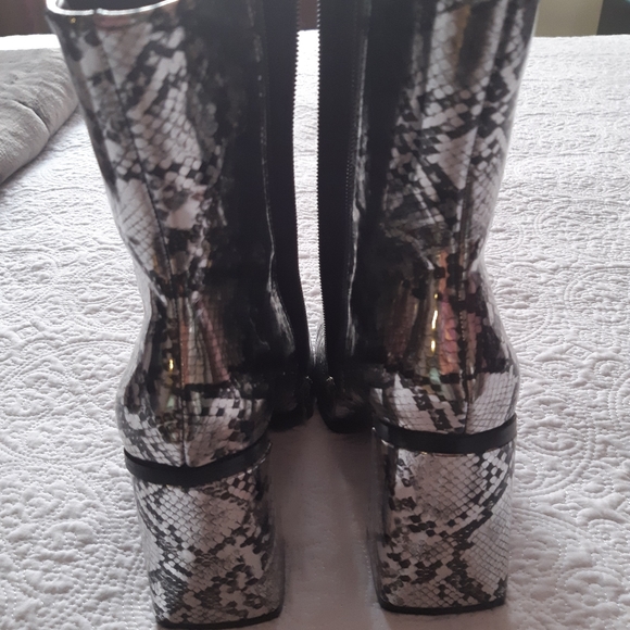 KOI FOOTWEAR Boots - Picture 2 of 3